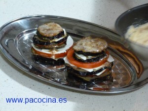Torre de berejenas en salsa de anchoas