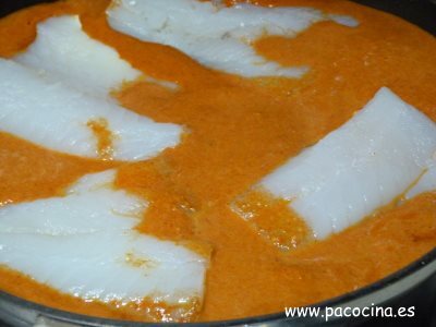 Bacalao en salsa de pimientos rojos cocer