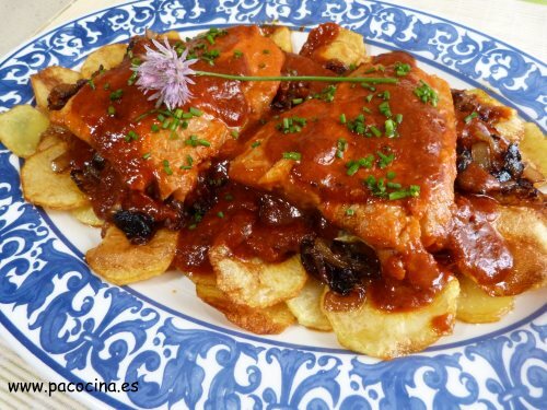 Bacalao en salsa de pimientos rojos sobre patatas y cebolla al Oporto