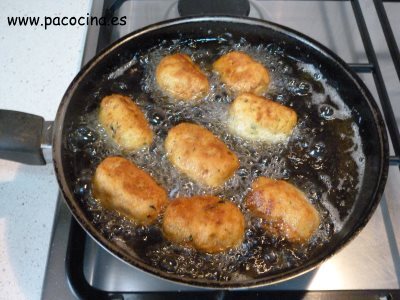 Croquetas de jamón y pollo friendo