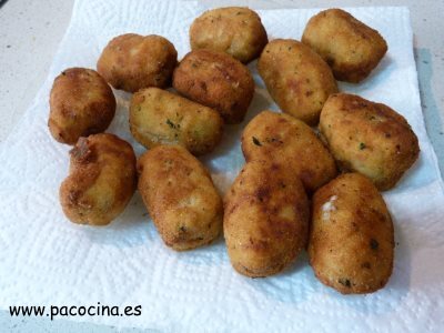 Croquetas de jamón y pollo secando