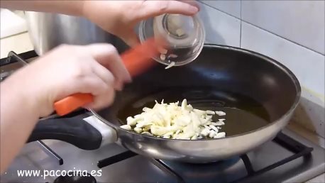 Espaguetis al pimentón de la Vera sofreir ajos Espaguetis al pimentón de la Vera, sofreir ajos