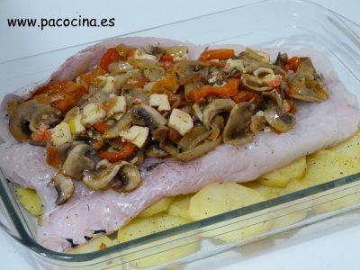 Merluza rellena en salsa de mejillones rellenada