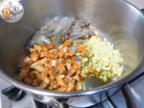 Níscalos con langostinos y patatas sofreir