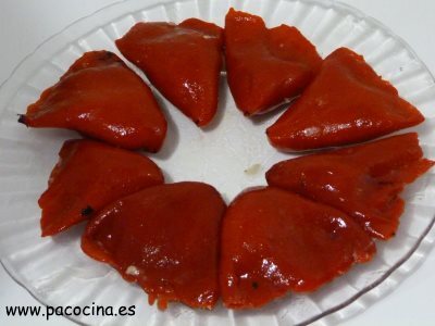 Pimientos del piquillo rellenos de atún Pimientos del piquillo rellenos de atún