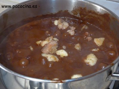 Pollo en salsa de chocolate a la menta cocer