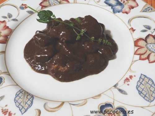 Pollo en salsa de chocolate a la menta