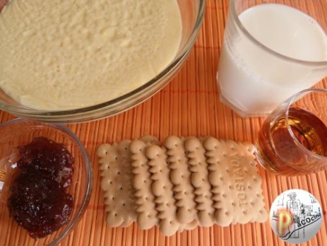 Tarta de galletas, crema, mermelada y chocolate. Ingredientes