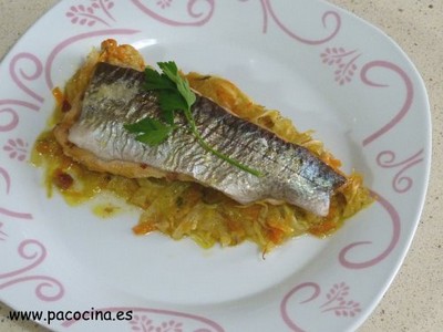 Trucha rellena de jamón en cama de verduras