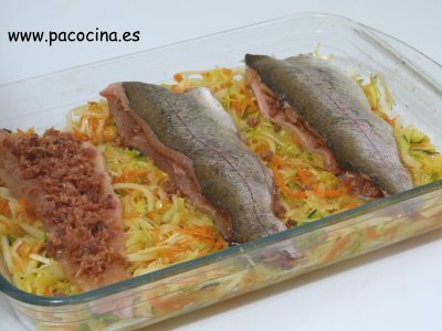 Trucha rellena de jamón en cama de verduras Trucha rellena de jamón en cama de verduras