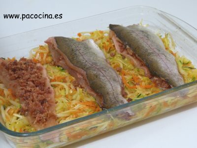 Trucha rellena de jamón en cama de verduras