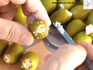 Aceitunas rellanas fritas rellenando