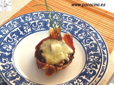 Boletus en barquita de jamón con queso de torta