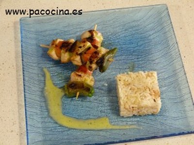Brocheta de pollo con salsa aromática Brocheta de pollo con salsa aromática