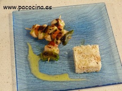 Brocheta de pollo con salsa aromática