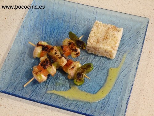 Brocheta de pollo con verduras y salsa aromática