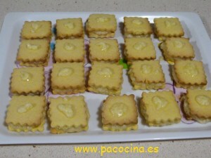 Galletas rellenas de limón