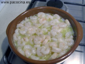 Gambas al ajillo cociendo