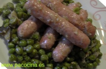 Salchichas con guisantes y setas