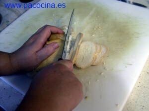Sopa de tomate cortar pan Sopa de tomate cortar pan