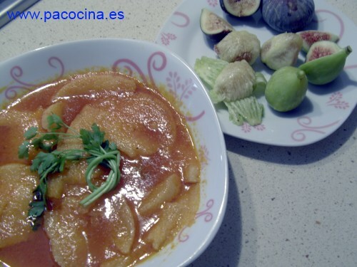 Sopa de tomate con higos