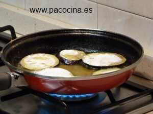 Torre de berejenas en salsa de anchoas